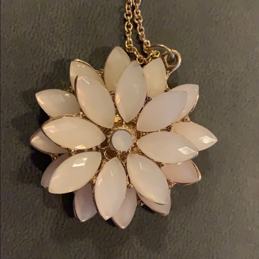 Necklace, pretty flower pendant, feminine, NWOT